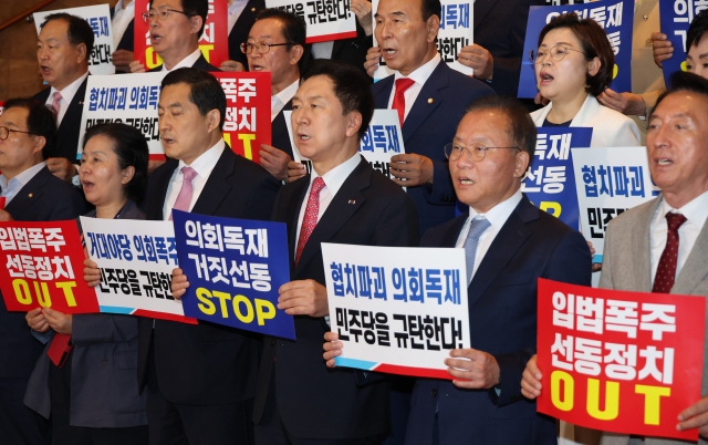 국민의힘 김기현 대표와 윤재옥 원내대표 등이 30일 국회에서 본회의 후 민주당을 규탄하는 기자회견을 하고 있다. 연합뉴스