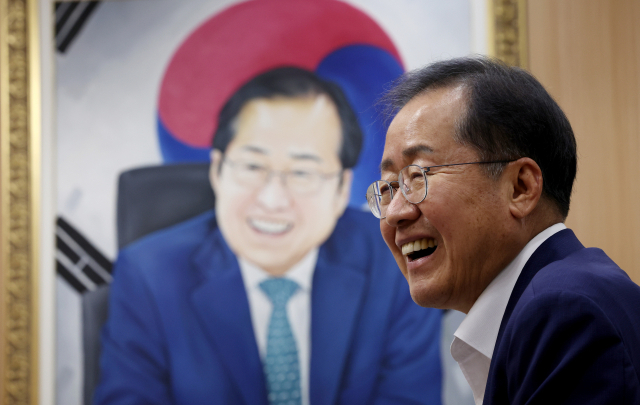 대구시청 산격청사에 있는 홍준표 대구시장 접견실에는 나이지리아 화가가 직접 그래 보내준 초상화가 걸려있다. 김영진 기자 kyjmaeil@imaeil.com