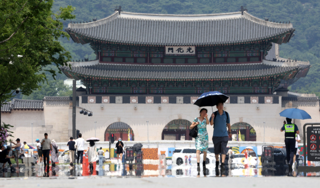 지난달 19일 오후 폭염주의보가 발효 중인 서울 광화문광장에 아지랑이가 피어오르고 있다. 연합뉴스