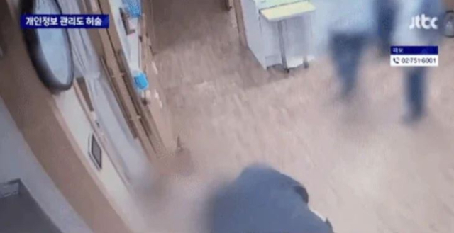 요양원에서 자해하는 노인을 요양보호사들이 멀리서 지켜보고 있다. JTBC 갈무리