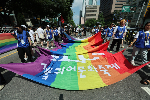 지난해 7월 1일 서울 을지로 일대에서 열린 제24회 서울퀴어문화축제에서 퀴어문화의 상징인 무지개 현수막이 펼쳐져 있다. 연합뉴스