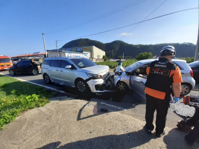 영천시 서산동 한 주유소 앞 도로에서 정면 충돌 사고가 난 카니발과 모닝 차량 모습. 경북소방본부 제공