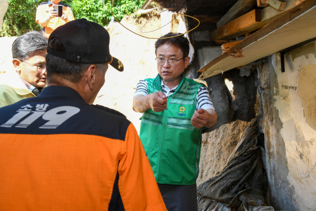 이철우 경북도지사가 인명 피해가 발생한 영주시 상망도 산사태 지역을 방문, 지원 대책을 지시하고 있다. 영주시 제공