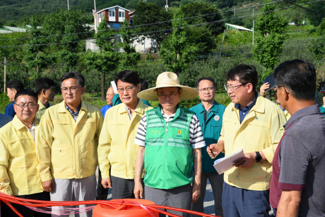 이철우 경부도 지사와 박남서 영주시장이 비 피해 현장을 둘러보고 있다. 영주시 제공
