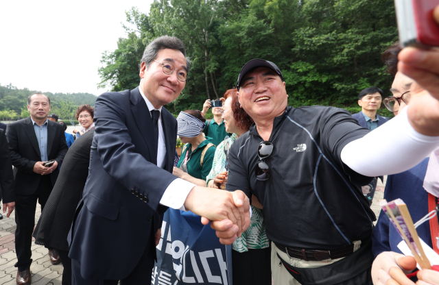 더불어민주당 이낙연 전 대표가 2일 오전 광주 북구 국립 5·18 민주묘지에서 지지자들과 만나 인사를 나누고 있다. 연합뉴스