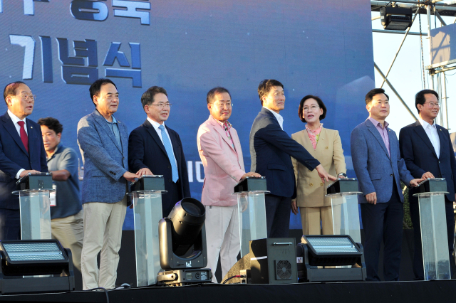 홍준표 대구광역시장과 김진열 군위군수, 이만규 대구시의회 의장, 박수현 군위군의회 의장, 대구지역 국회의원이 대구 편입 행사의 시작을 알리는 버튼을 누르고 있다. 군위군 제공