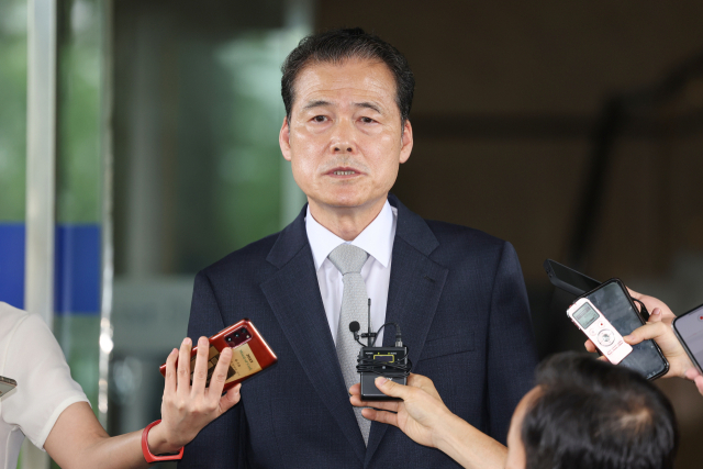 신임 통일부 장관 후보자에 지명된 김영호 성신여대 정치외교학과 교수가 30일 오전 인사청문회 준비 사무실이 마련된 서울 종로구 남북회담본부로 출근하며 취재진 질문에 답하고 있다. 연합뉴스