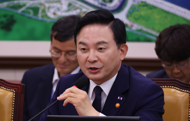 정부가 2017년부터 작년까지 이뤄진 외국인 토지거래 불법행위를 단속한 결과 중국인이 절반 이상을 차지해 가장 많은 것으로 집계됐다. 원희룡 국토교통부 장관이 29일 오전 서울 여의도 국회에서 열린 국토교통위 전체회의에서 의원들의 자료 요청에 답변하고 있다. 연합뉴스
