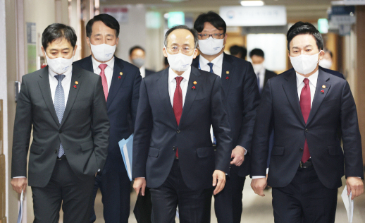 추경호 경제부총리 겸 기획재정부 장관이 지난해 12월 21일 정부서울청사 브리핑실에서 열린 2023년 경제정책방향 관계부처 합동 브리핑에 참석하기 위해 원희룡 국토교통부 장관, 김주현 금융위원장 등과 함께 이동하고 있다. 연합뉴스