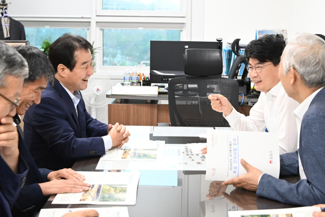 경북 김천시는 3일 김충섭 김천시장이 기획재정부를 방분해 남부내륙철도(김천~거제) 건설사업 등 모두 13건의 사업에 4천943억원의 내년도 정부예산반영을 건의했다고 밝혔다. 김천시 제공