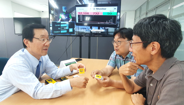 (주)제이에스테크윈 서준석 대표(왼쪽)가 RIS 지원 등으로 개발한 
