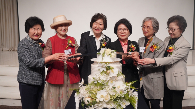 서정숙 경북여고 재경동창회장과 역대 회장단이 지난 4월 서울 강남구 GS타워에서 열린 정기총회에서 축하 케이크 절단식을 하고 있다. 경북여고 재경동창회 제공