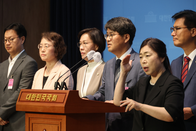 한국방사성폐기물학회 부회장인 윤종일 한국과학기술원(KAIST) 원자력 및 양자공학과 교수가 21일 오전 국회에서 국민의힘 이인선, 김영식 의원 등이 참석한 고준위방사선폐기물 특별법 제정 촉구 기자회견에서 발언하고 있다. 연합뉴스