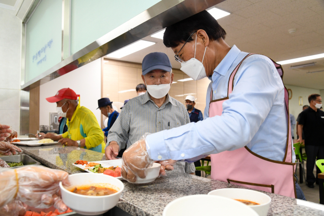 박남서 영주시장이 종합사회복지관 어르신들에게 점심 배식 봉사를 펼치고 있다. 영주시 제공