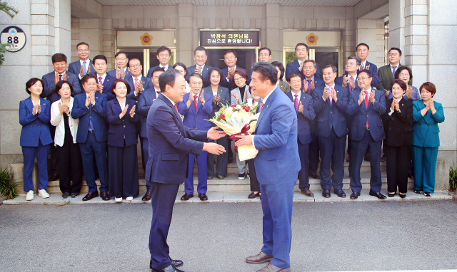 대구시의회는 3일 군위군 소속 박창석 의원(앞에서 오른쪽)의 등원을 환영하는 행사를 열었다. 이만기 의장(앞에서 왼쪽)이 박 의원에게 꽃다발을 전달하고 있다. 대구시의회