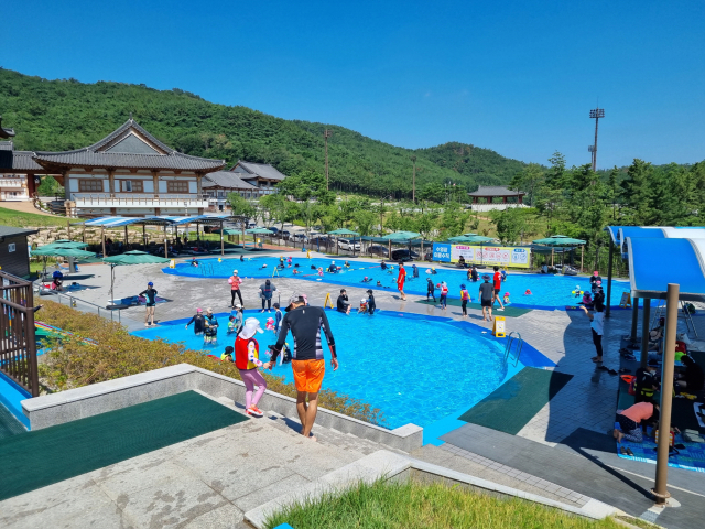 경주 화랑마을 야외수영장 전경. 경주시 제공