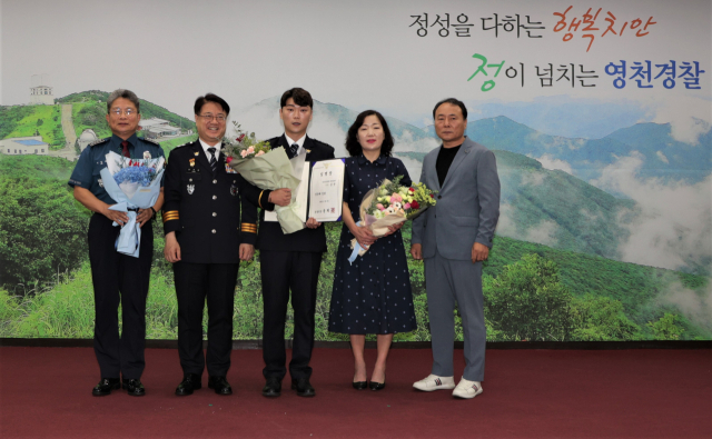 영천경찰서 김산(가운데) 경장의 특별승진 임용을 최주원(왼쪽 두번째) 경북경찰청장과 가족 등이 축하하고 있다. 영천경찰서 제공