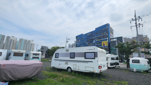 3일 오전 대구 달서구 월암동 1148번지 일대의 임시주차장에는 30여 대에 이르는 캠핑카와 카라반이 빼곡히 주차돼 있었다. 신중언 기자