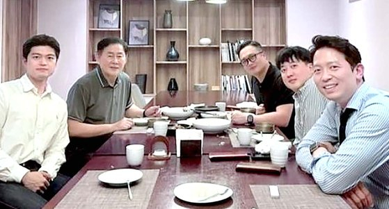 최경환(왼쪽 두 번째) 전 경제부총리와 이준석 전 국민의힘 대표 등이 지난달 30일 오후 서울 강남의 한 식당에서 만나 만찬을 가졌다. 이기인 경기도의원 제공