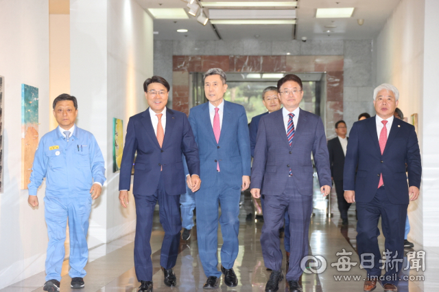 지난 7월 김학동 포스코 부회장(왼쪽부터), 최정우 포스코그룹 회장, 이강덕 포항시장, 이철우 경북도지사, 백인규 포항시의회 의장이 