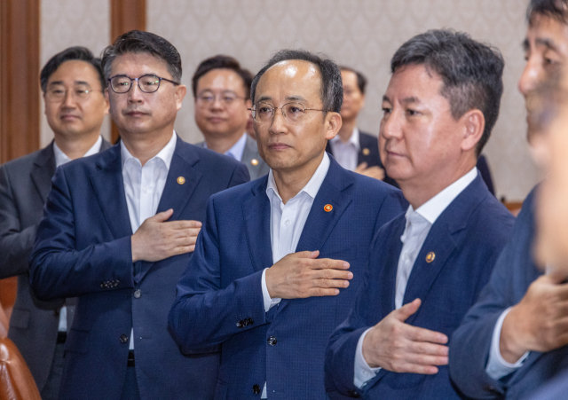추경호 경제부총리 겸 기획재정부 장관을 비롯한 국무위원들이 3일 오후 서울 종로구 정부서울청사에서 열린 국무회의에 참석해 국기에 경례하고 있다. 연합뉴스