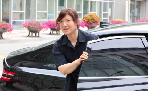 첫 출근 장미란 차관…