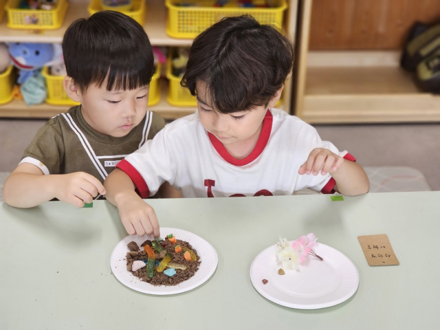 경북 청송 진보초등학교병설유치원 유아들이 지렁이 모형으로 교육을 받는 모습. 청송교육지원청 제공