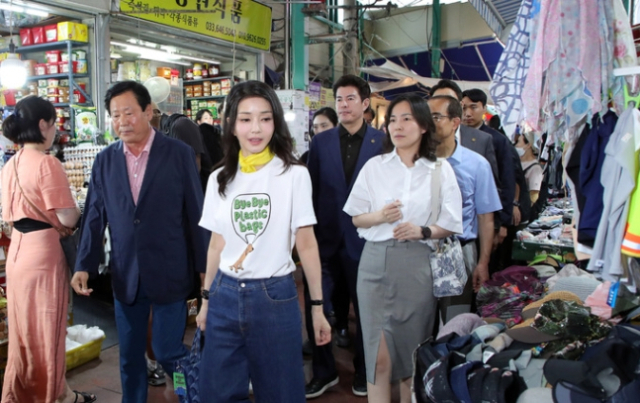 김건희 여사가 3일 오후 강원도 강릉시 중앙·성남시장을 방문해 횟집에서 오징어회를 시식하고 있다. 연합뉴스