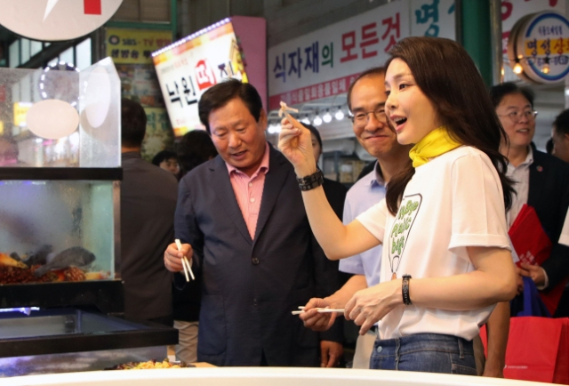 김건희 여사가 3일 오후 강원도 강릉시 중앙·성남시장을 방문해 횟집에서 오징어회를 시식하고 있다. 연합뉴스
