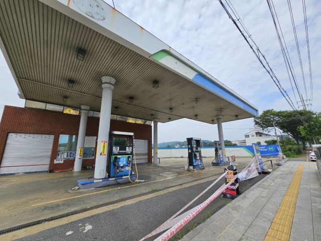 지난 3일 오후 대구 수성구 연호동. 영업을 중단한 주유소에 접근을 막는 테이프가 둘러져 있다. 정우태 기자
