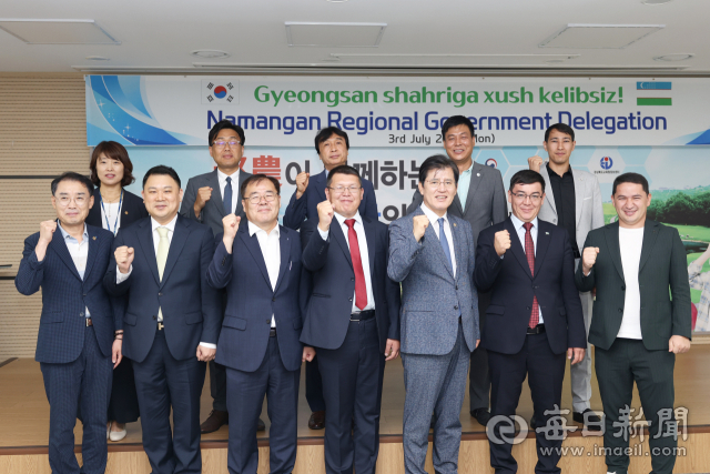 우즈베키스탄 나망간시 대표단 5명이 3일 경산시를 방문해 경산시 간부 등과 기념촬영을 했다. 경산시 제공