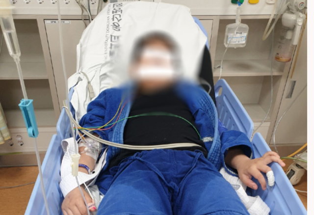 응급실로 실려온 초등학교 5학년 A군. 온라인 커뮤니티 보배드림 갈무리