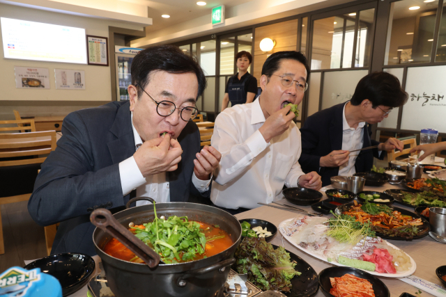 국회 교육위원회 여당 간사인 국민의힘 이태규 의원, 서병수 의원, 조경태 의원 등 위원들이 4일 오후 일본 후쿠시마 오염수 방류 문제로 상권이 침체된 서울 동작구 노량진수산시장을 방문, 오찬 자리에서 회를 먹고 있다. 연합뉴스