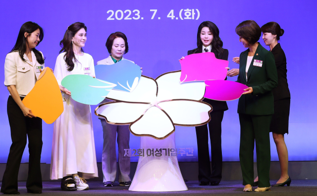 김건희 여사가 4일 서울 중구 신라호텔에서 열린 제2회 여성기업주간 개막식에서 이영 중소벤처기업부 장관, 이정한 한국여성경제인협회장, 이부진 호텔신라 사장 등과 함께 무궁화 꽃잎 조각을 내려놓는 퍼포먼스를 하고 있다. 연합뉴스