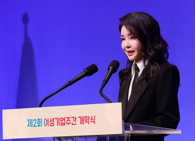 김건희 여사가 4일 서울 중구 신라호텔에서 열린 제2회 여성기업주간 개막식에서 축사하고 있다. 연합뉴스