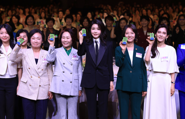 김건희 여사가 4일 서울 중구 신라호텔에서 열린 제2회 여성기업주간 개막식에서 이영 중소벤처기업부 장관, 이정한 한국여성경제인협회장, 이부진 호텔신라 사장 등과 함께 