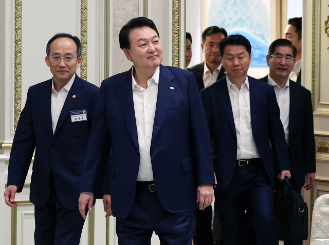 윤석열 대통령이 4일 청와대 영빈관에서 열린 2023년 하반기 경제정책 방향에 관한 제18차 비상경제민생회의에 추경호 부총리 겸 기획재정부 장관과 함께 입장하고 있다. 연합뉴스