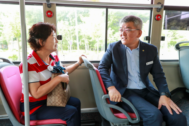 김학동 에천군수가 생생한 현장의 목소리를 듣기 위해 시내버스에 오른 주민과 대화하고 있는 모습. 예천군 제공