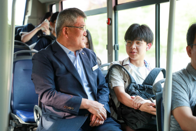 김학동 예천군수가 시내버스에 올라 평소 버스를 이용하는 학생들과 대화하고 있다. 예천군 제공