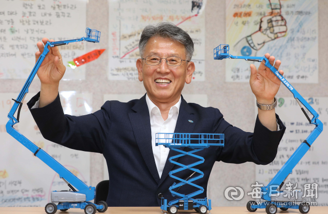 대구 북구 검단동 세계실업(주) 본사에서 만난 이대형 대표이사가 고소작업대 미니어처 앞에서 환하게 웃고 있다. 이 대표는 