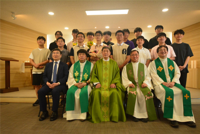 (사)한국여기회(총재 조환길 대주교, 이사장 박영일 신부, 회장 권오광, 이하 여기회)는 1일 제12회 여기애인상 독후감 시상식을 진행했다. 이날 중고등학생 22명은 상장과 부상을 받았다.- 한국여기회 제공