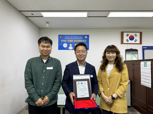 봉화군이 경북도 제안제도 평가에서 10년 연속 우수기관에 선정됐다(왼쪽부터 강민균 주무관, 정규하 총무과장, 김혜진 복리통계팀장). 봉화군 제공