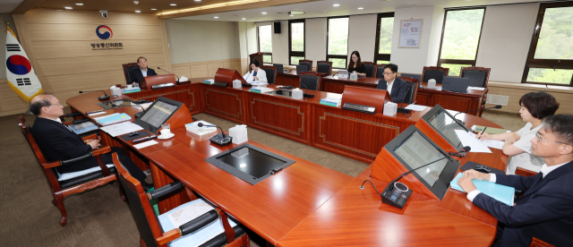 김효재 방송통신위원장 직무대행이 5일 오전 과천 방송통신위원회에서 열린 전체회의를 주재하고 있다. 방송통신위원회는 이날 텔레비전방송수신료를 전기요금에서 따로 떼어 징수하는 내용의 방송법 시행령 개정안을 의결한다. 연합뉴스