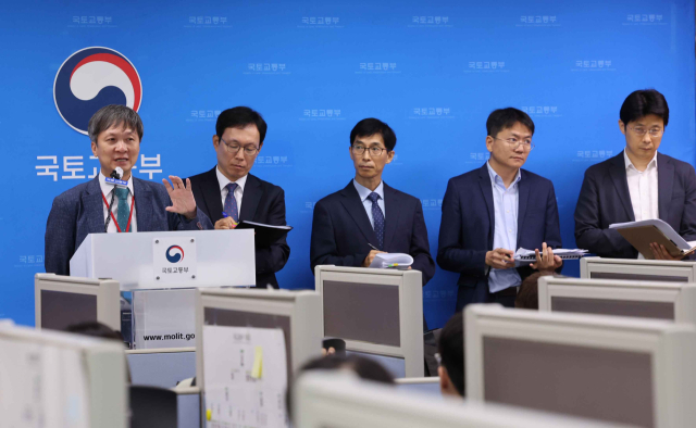 홍건호 건설사고조사위원장(호서대 교수)이 5일 오전 세종시 정부세종청사에서 인천 검단 아파트 지하주차장 붕괴사고 특별점검 및 위원회 조사결과를 발표하고 있다. 연합뉴스
