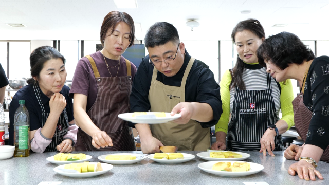 계명문화대 성인학습자들이 조리 실습을 하고 있다. 계명문화대 제공
