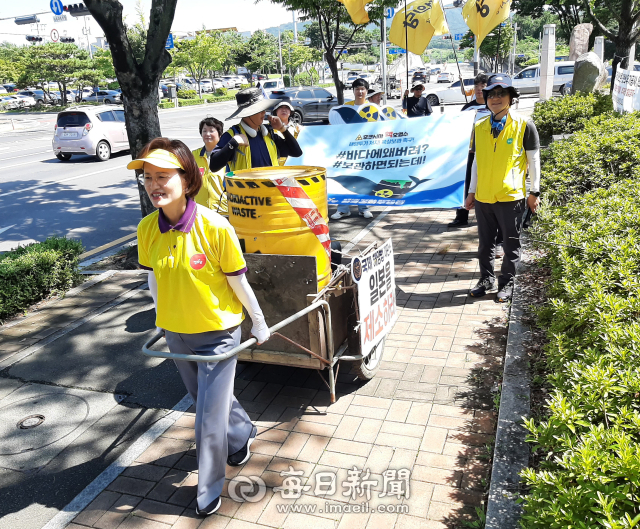 후쿠시마 핵 오염수 해양투기 저지 정의당 전국순회투쟁단 강은미 국회의원(맨 앞)과 경북도당·대구시당 관계자들이 3일 경산시청에서 영남대 정문까지 리어커에 모형 핵 오염수를 담은 드럼통을 싣고 도보행진을 하고 있다. 김진만 기자