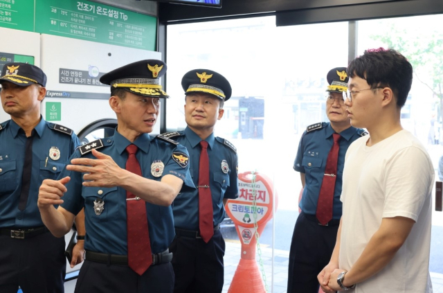 김수영 대구경찰청장(왼쪽 두번째)가 무인점포를 방문해 주의 사항을 알리고 있다. 대구경찰청 제공