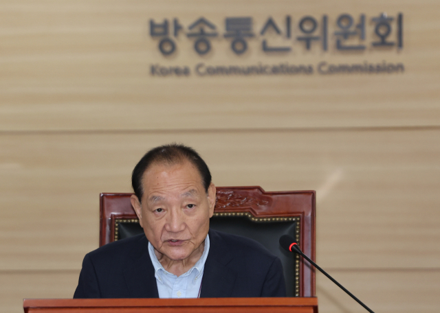 김효재 방송통신위원장 직무대행이 5일 오전 과천 방송통신위원회에서 열린 전체회의를 주재하고 있다. 방송통신위원회는 이날 텔레비전방송수신료를 전기요금에서 따로 떼어 징수하는 내용의 방송법 시행령 개정안을 의결한다. 연합뉴스