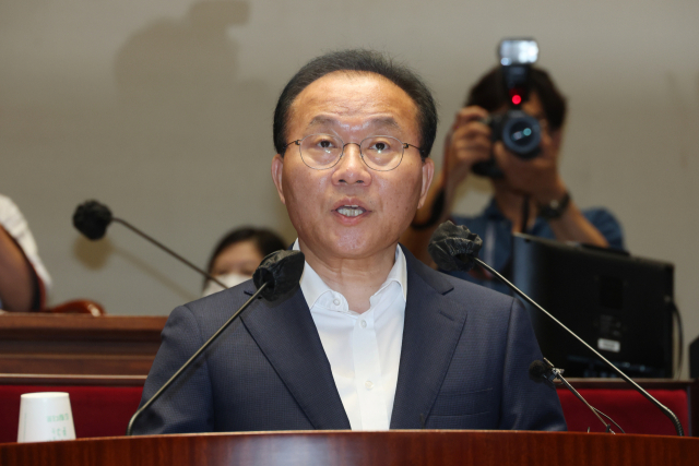 국제원자력기구(IAEA)가 일본 후쿠시마 오염수 해양 방류 계획이 국제 안전기준에 부합한다는 종합 보고서를 발표한 가운데 5일 오전 국회에서 열린 관련 국민의힘 긴급 의원총회에서 윤재옥 원내대표가 관계자로 부터 자료를 전달받고 있다. 연합뉴스