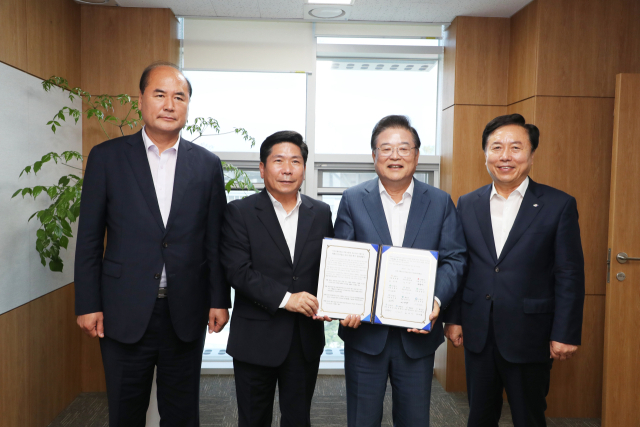 권기창 안동시장(오른쪽 첫 번째)과 강영석 상주시장(왼쪽 첫 번째), 김창규 제천시장(왼쪽 두 번째)이 5일 세종시를 방문해 우동기 국가균형발전위원장(왼쪽 세 번째)에게 
